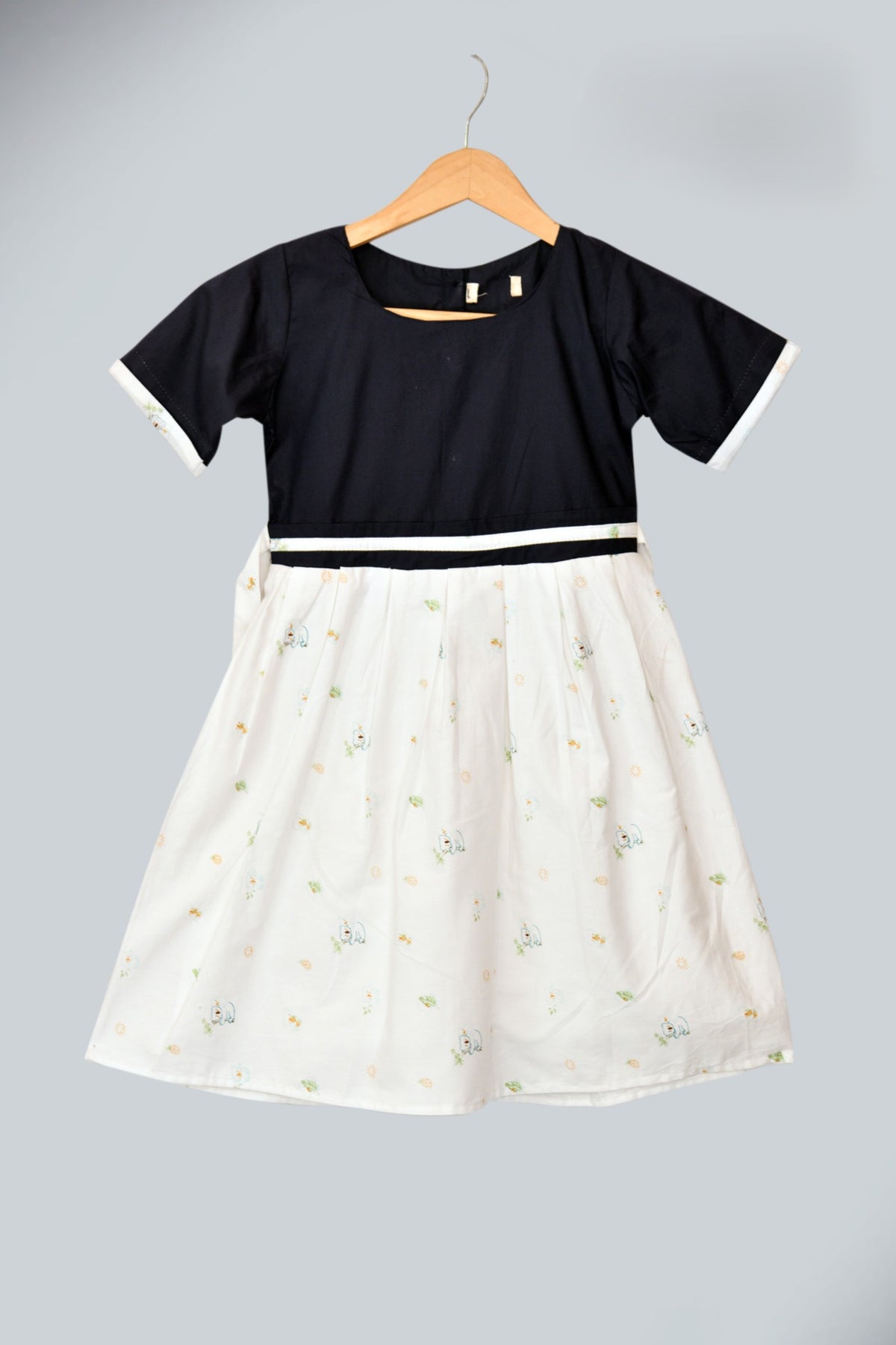 Short sleeves bear printed dress